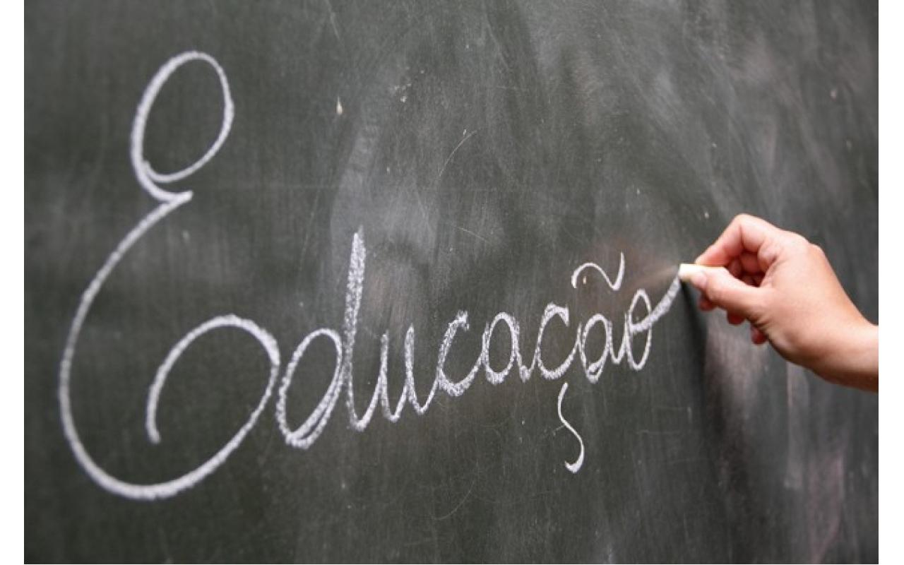 Mais de mil profissionais da educação participam de seminário no Alto Vale
