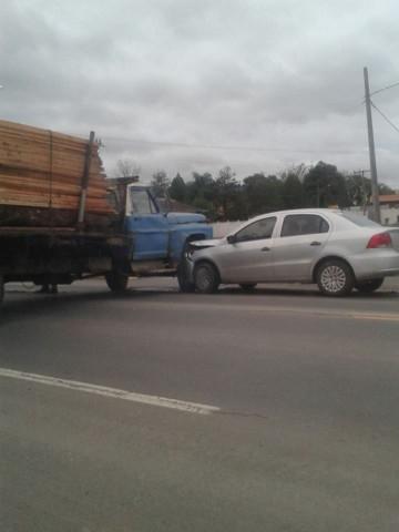 Carro colide em caminhão na SC-350 em Ituporanga