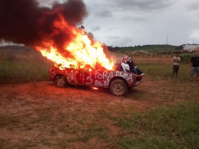 Veículo é incendiado em protesto na BR-470 em Pouso Redondo