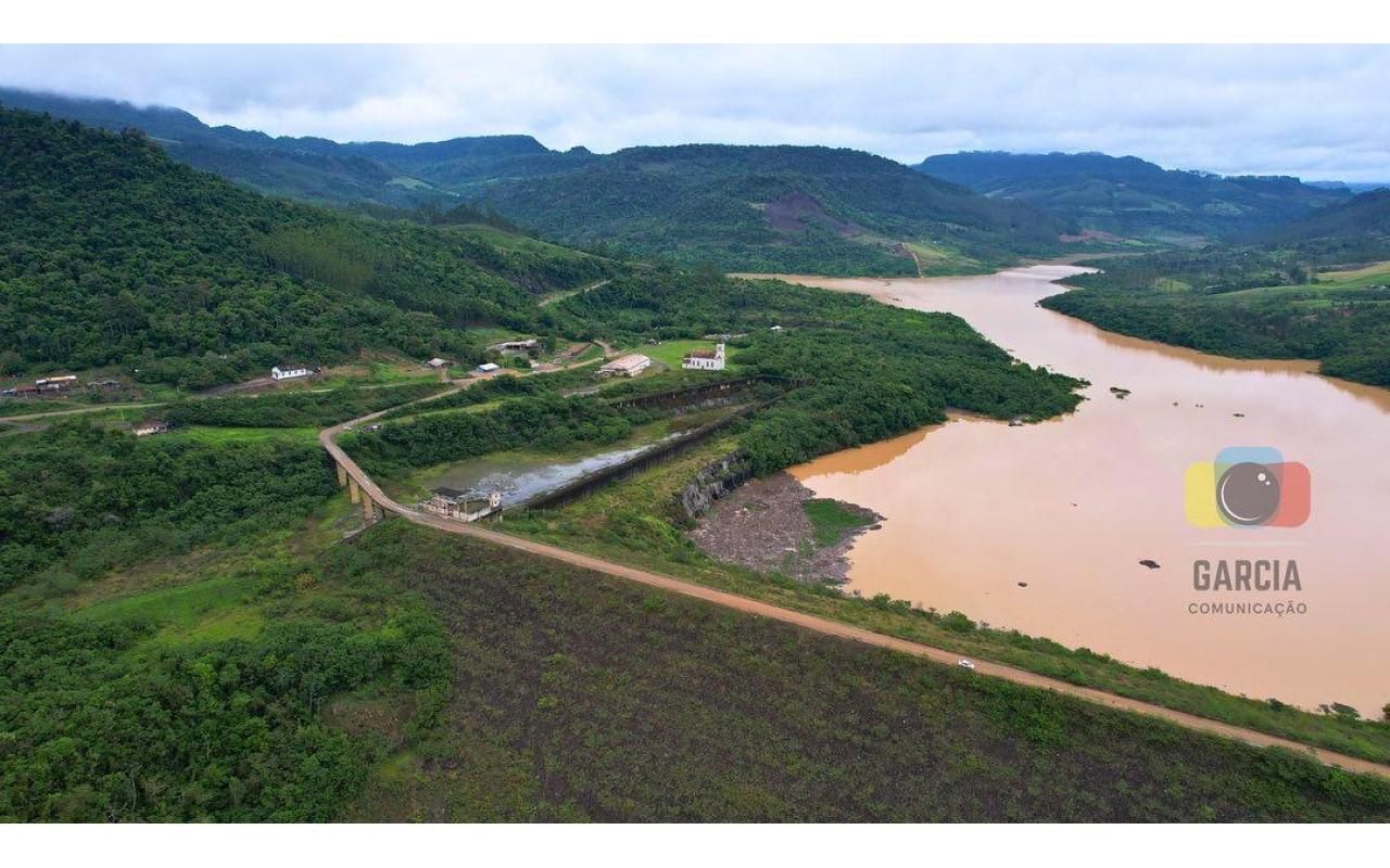 Fechada segunda comporta da maior barragem de contenção de cheias de SC