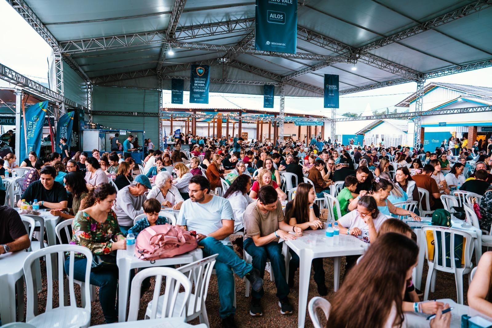 Feira do Negócio Local reúne mais de 7 mil pessoas e movimenta negócios em Presidente Getúlio