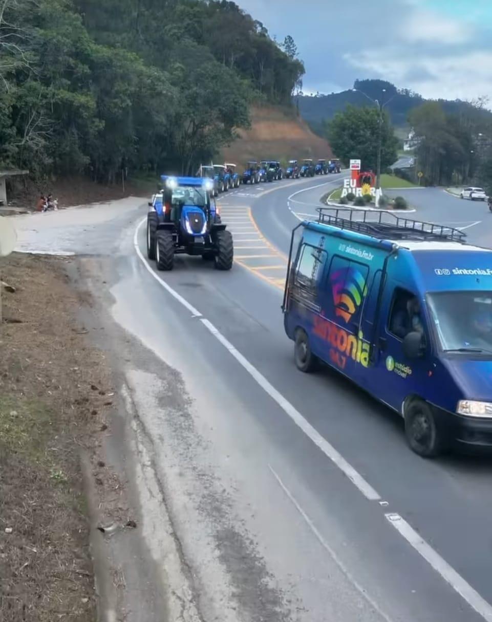 Festa de aniversário de Aurora reúne grande público e tem tratoraço com quase 300 tratores