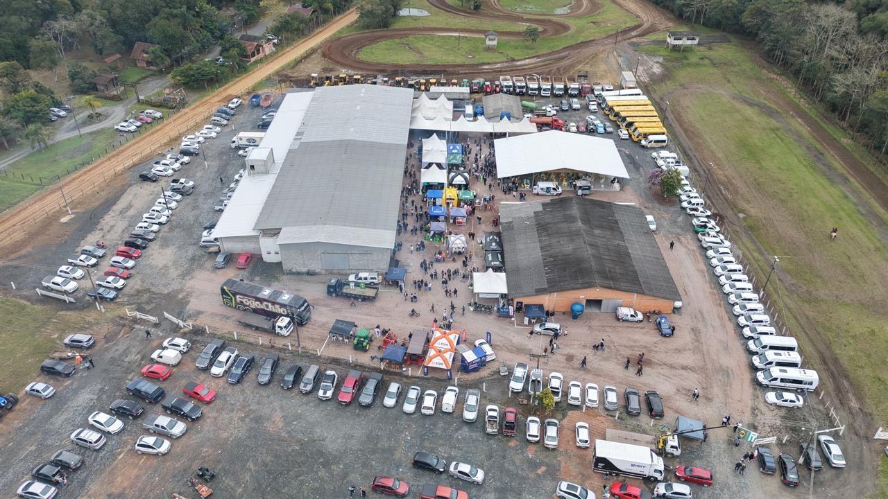 Festa do Colono e Motorista reúne público com 22 tachos de feijão em Atalanta