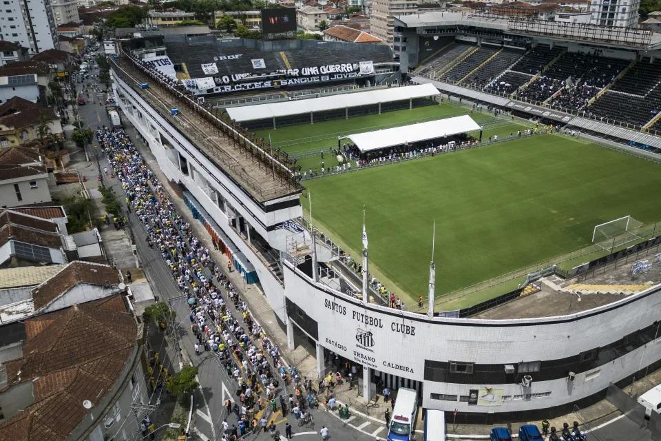Fila para velório de Pelé chega a 2 km em Santos