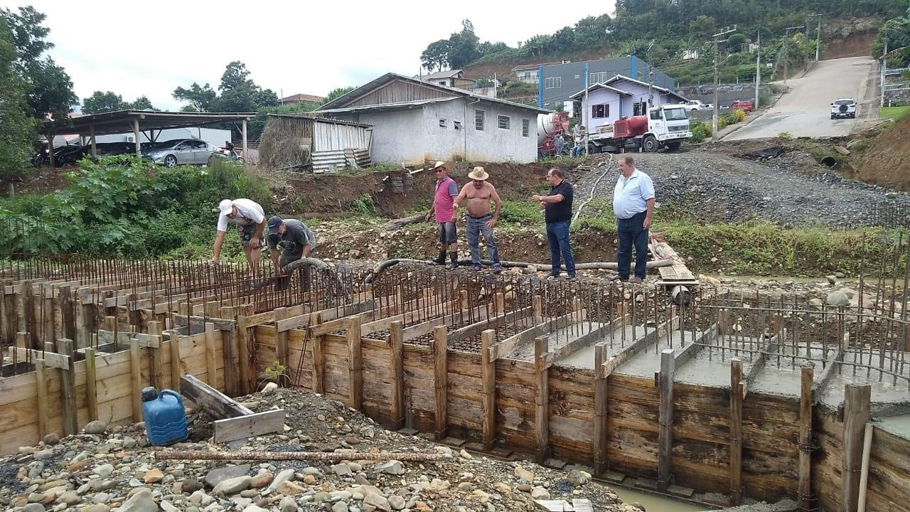 Finalizada segunda etapa de concretagem na ponte do campo no Centro de Petrolândia