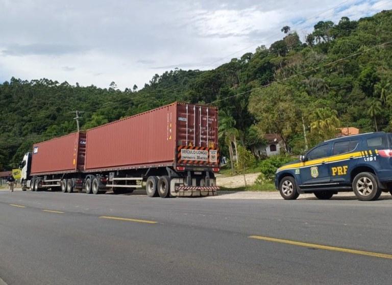 Fiscalização de veículos de carga flagra diversas irregularidades na BR-470 no Alto Vale