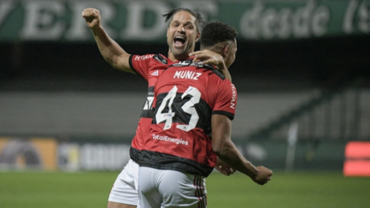 Flamengo supera desfalques, vence o Coritiba e abre vantagem na Copa do Brasil