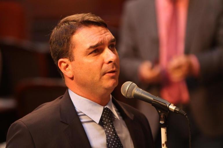 Flávio Bolsonaro diz que venda de apartamento motivou depósitos fracionados