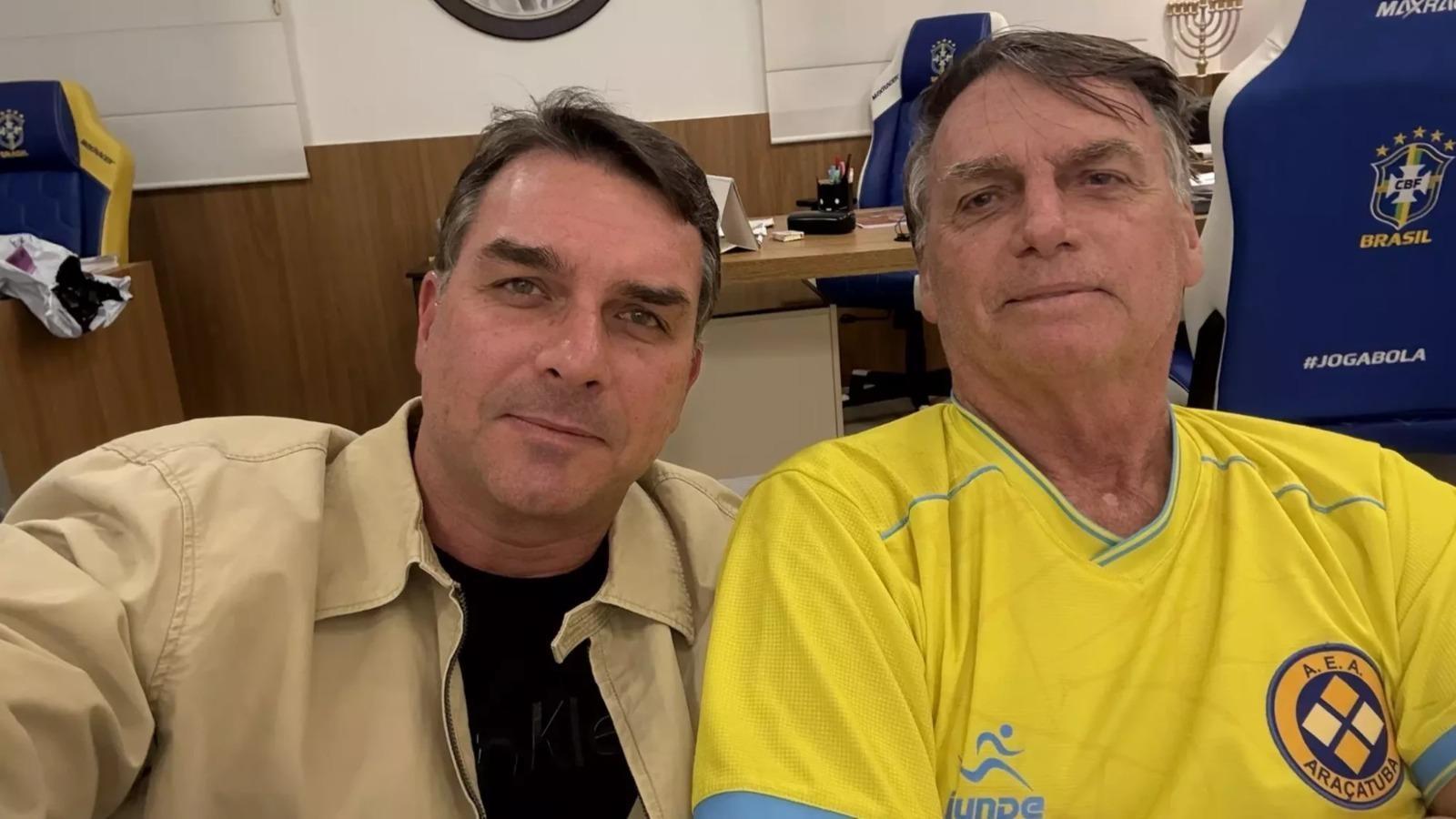 Flávio Bolsonaro é oficializado por Jair Bolsonaro como pré-candidato à Presidência em 2026