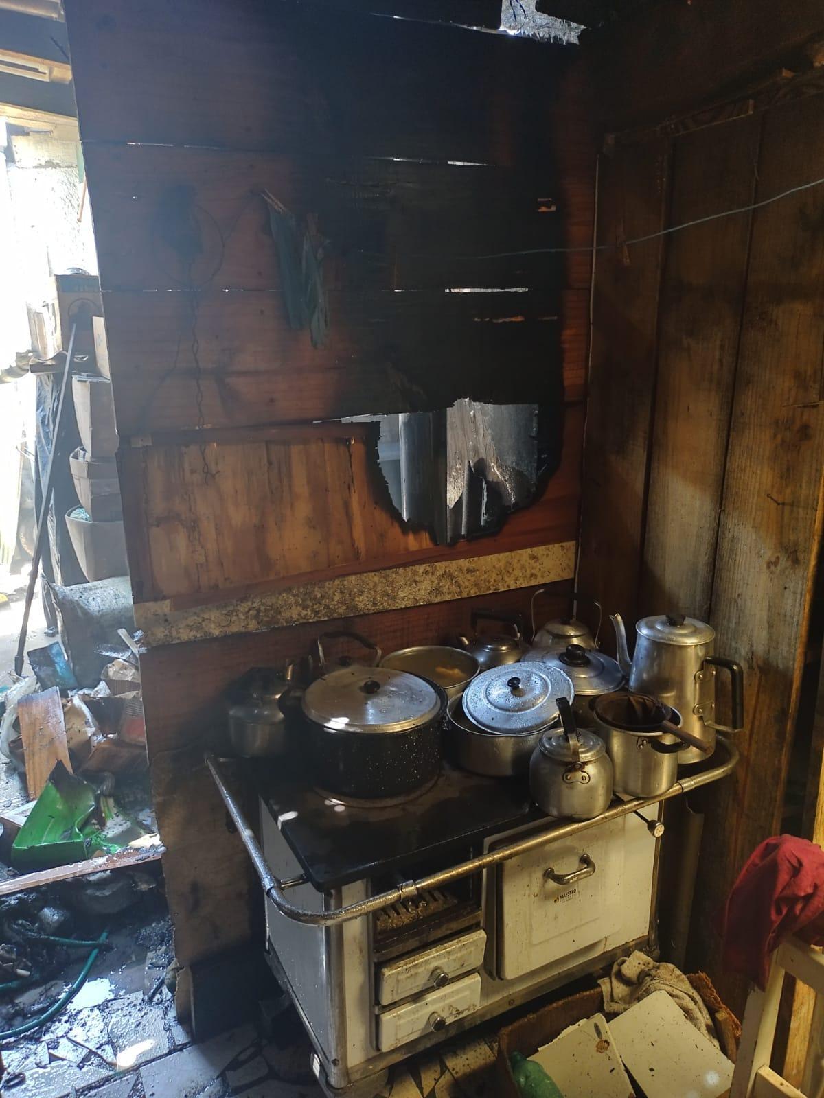 Fogão à lenha superaquecido causa princípio de incêndio em Ituporanga