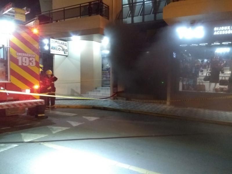 Fogo atinge escritório no Centro de Ituporanga e suspeita é de incêndio criminoso