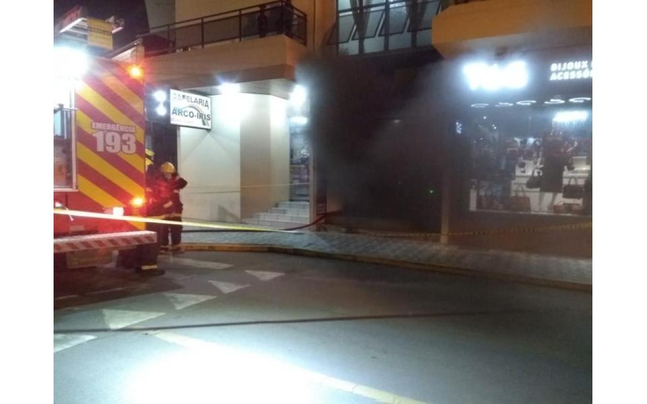 Fogo atinge escritório no Centro de Ituporanga e suspeita é de incêndio criminoso