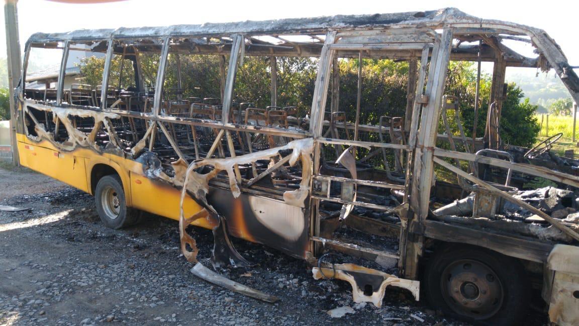 Fogo destrói ônibus escolar em Aurora 