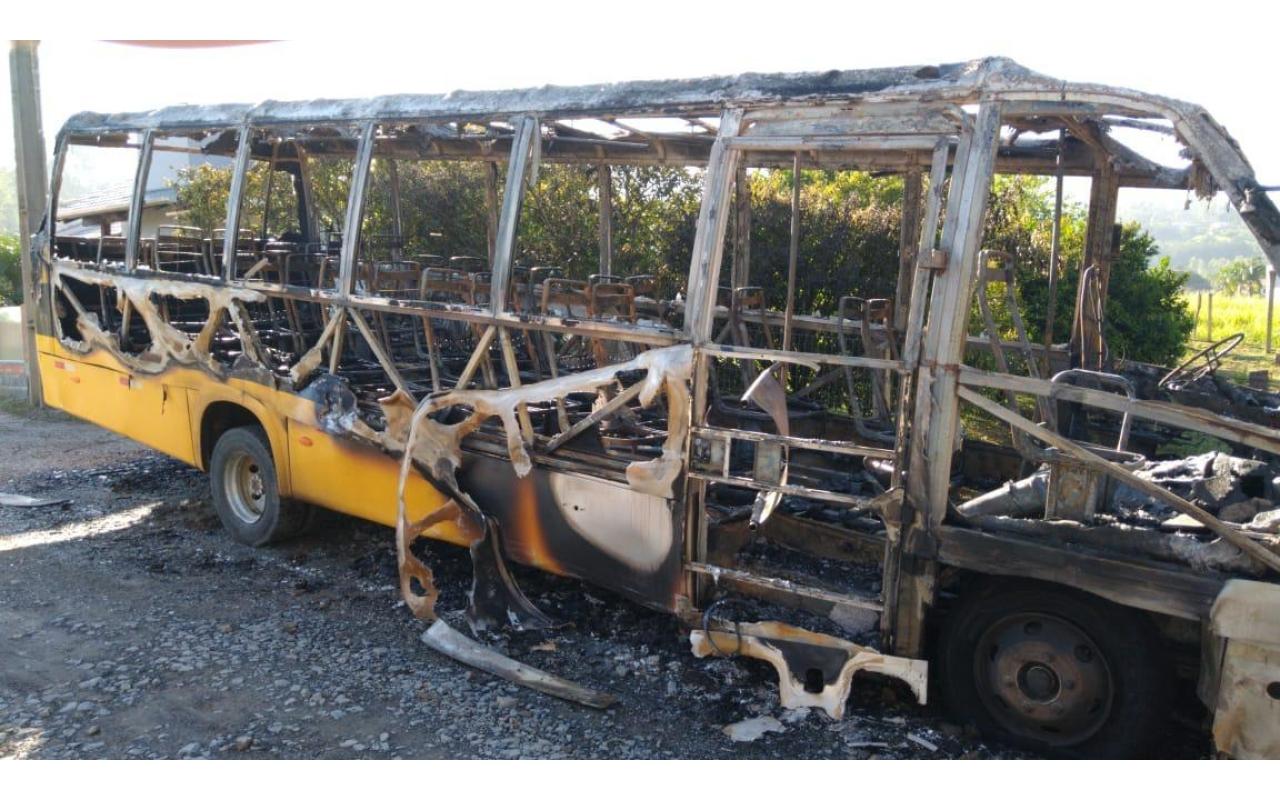 Fogo destrói ônibus escolar em Aurora 