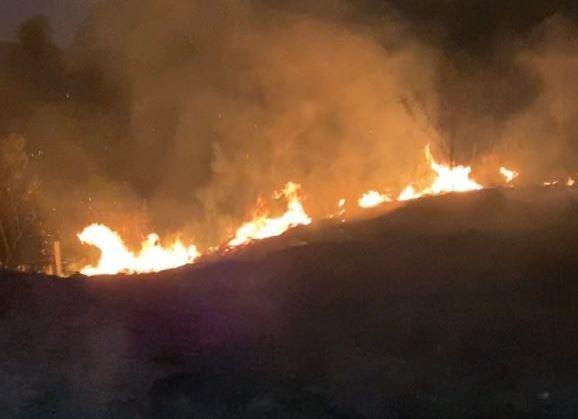 Fogo em lixo se alastra pela vegetação seca em Petrolândia; bombeiros foram acionados 