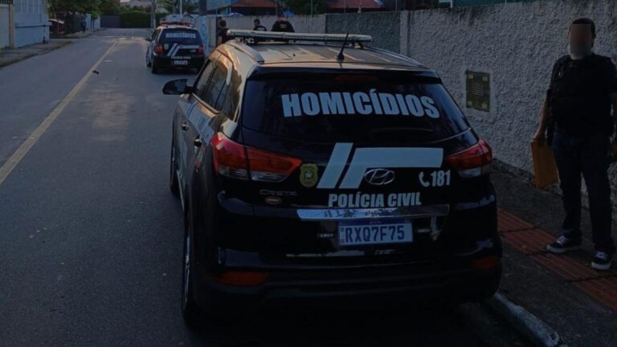 Foragido por assassinato se disfarça de almofada para enganar policiais, mas é preso