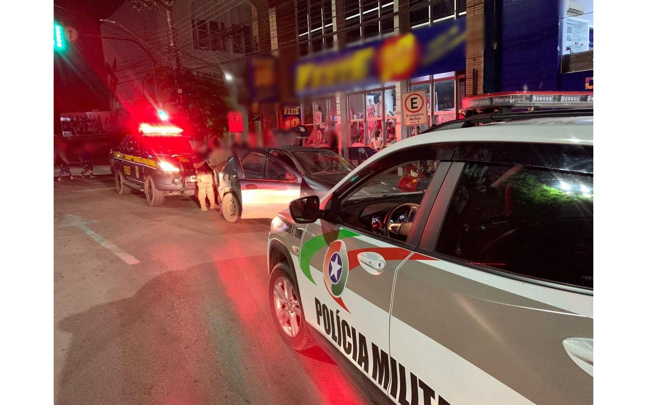 Forças de segurança cercam veículo de Taió no centro de Rio do Sul