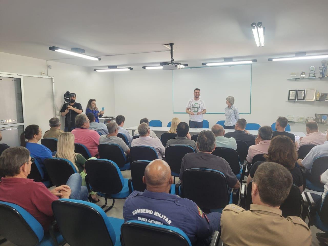 Forças de segurança, prefeitos, secretários de educação e vereadores participam de reunião sobre segurança nas escolas do Alto Vale
