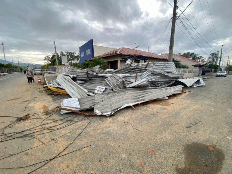 Forte temporal causa estragos e ventos derrubam caminhões no Rio Grande do Sul