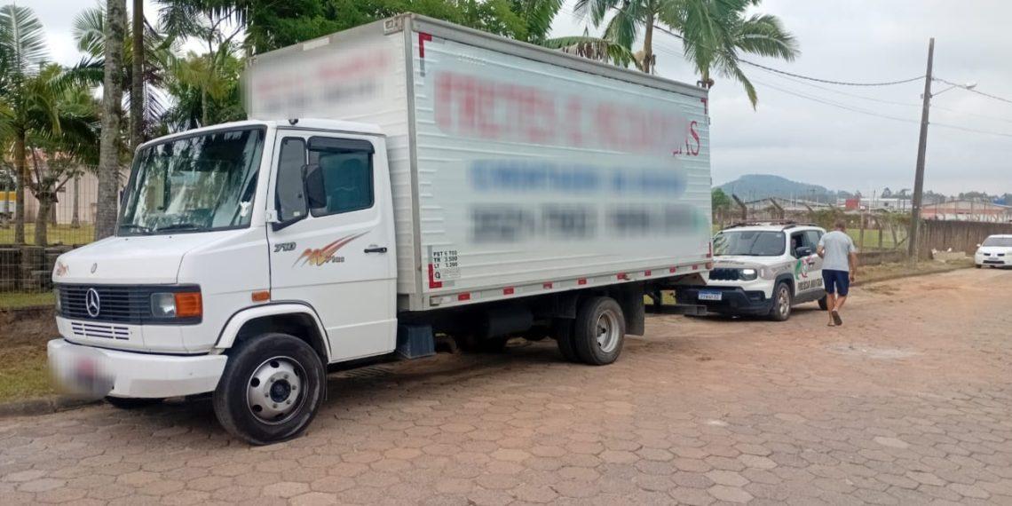 Furto de caminhão de mudanças do Alto Vale mobiliza redes sociais e termina com recuperação do veículo