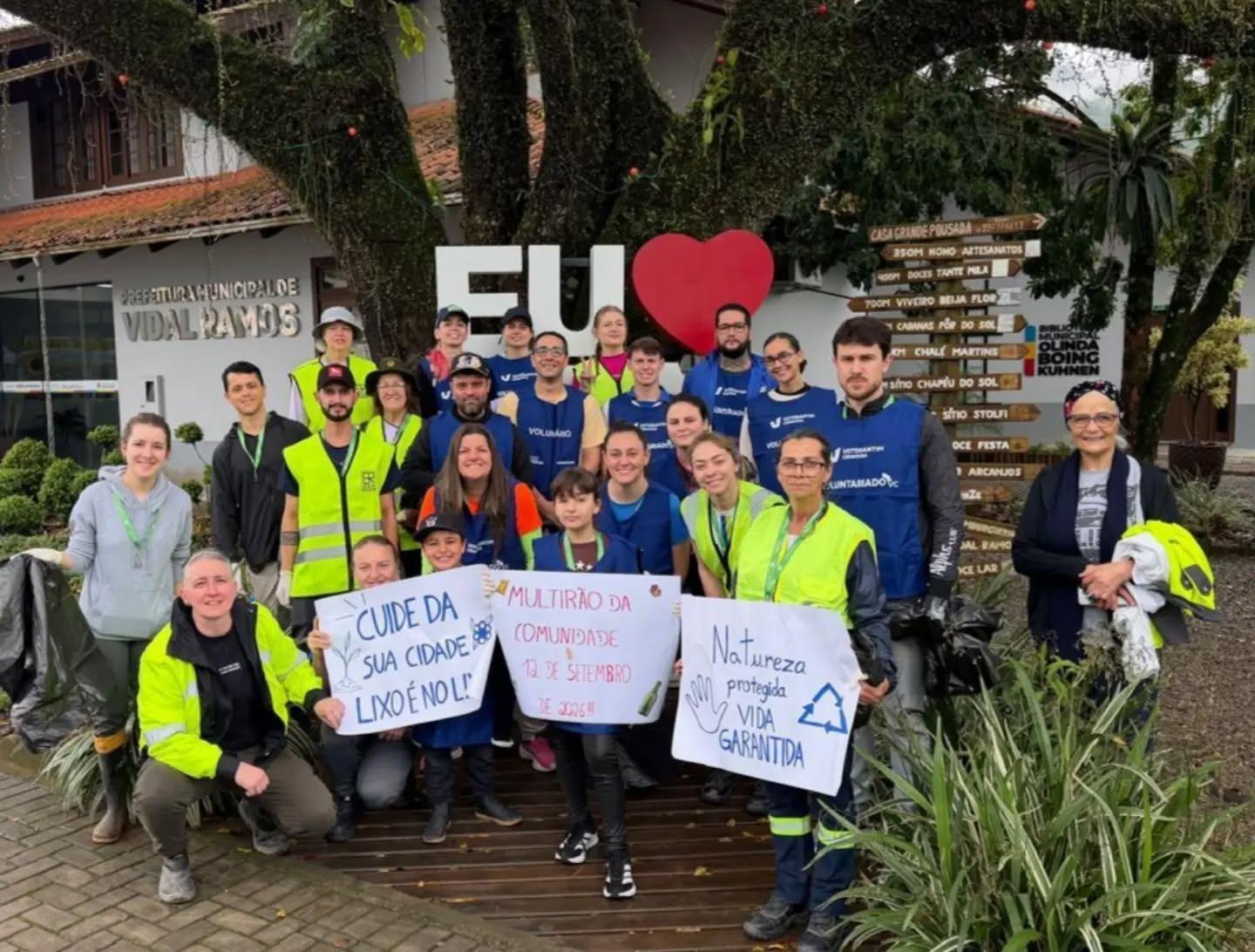 Garrafas PET estão entre principais materiais recolhidos durante ação na rodovia de Vidal Ramos; Grande parte delas continha urina