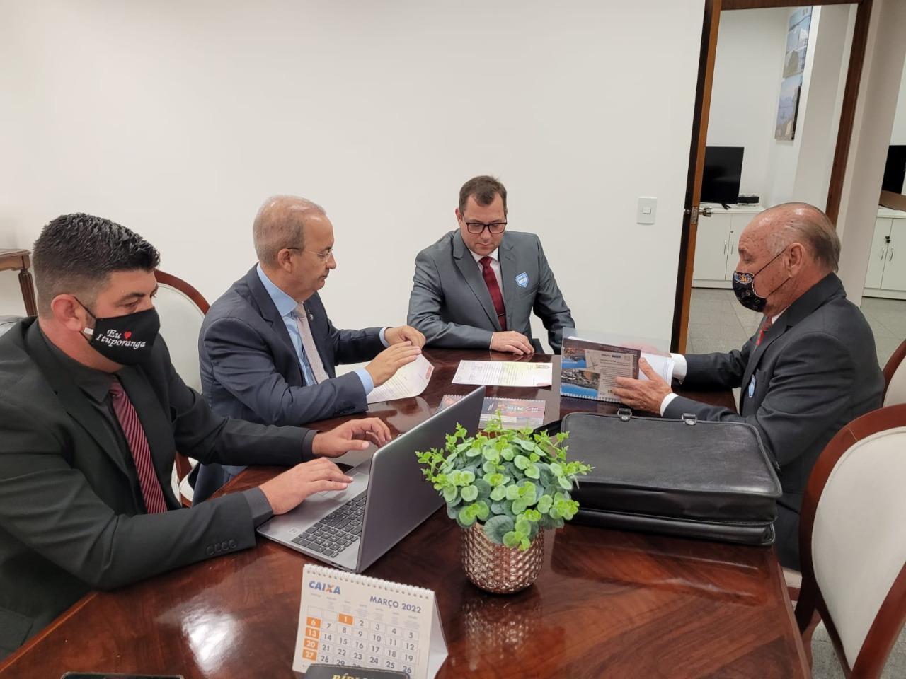 Gervásio Maciel entrega convite para senador e presidente Bolsonaro participarem da Festa da Cebola