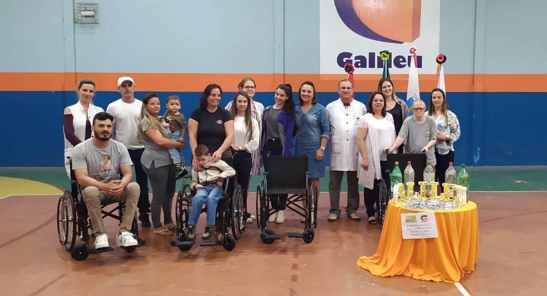 Gincana Ecológica do Colégio Galileu doa quatro cadeiras de rodas em Ituporanga