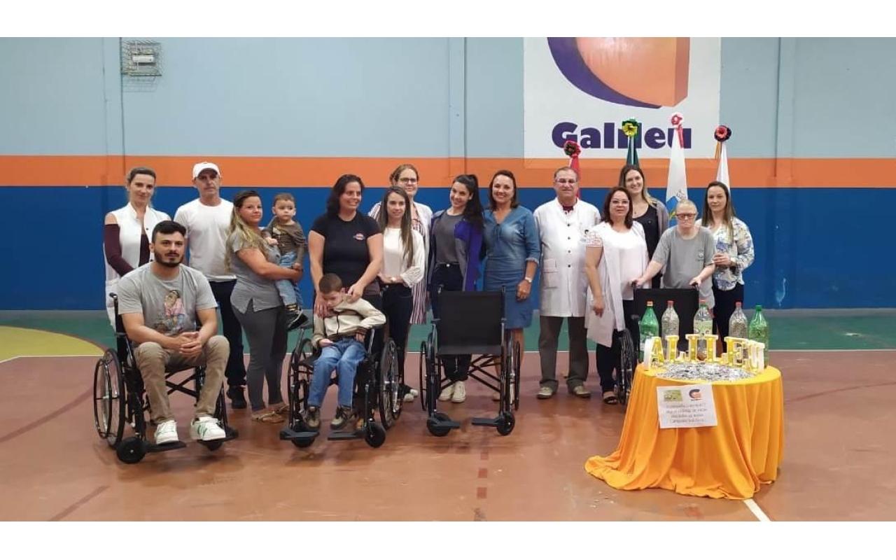 Gincana Ecológica do Colégio Galileu doa quatro cadeiras de rodas em Ituporanga