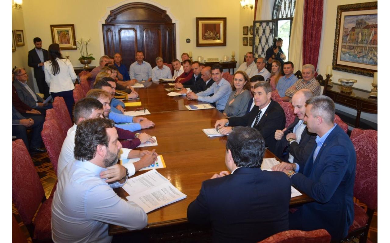 Governador do Estado assume compromissos com prefeitos do Alto Vale
