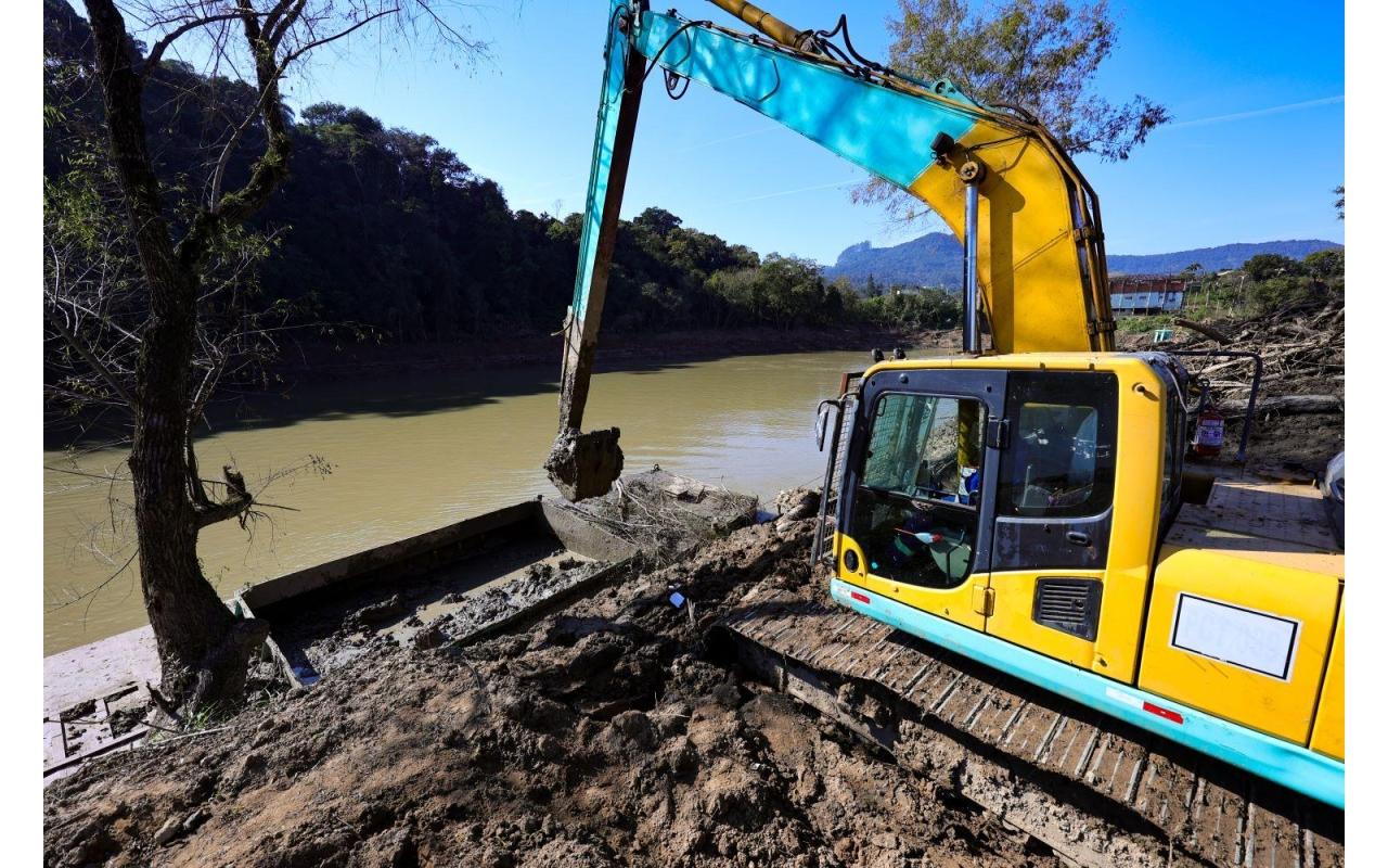 Governador e Secretário de Defesa Civil vistoriam obras no Rio Itajaí-Açu em Rio do Sul