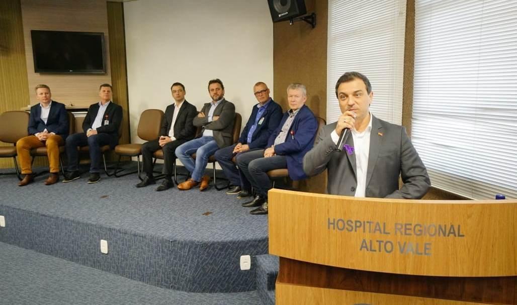 Governador visita Hospital Regional e assina liberação de recursos por meio de convênios