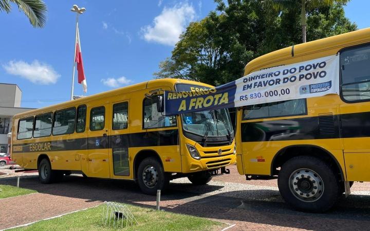 Governo de Ituporanga comemora a aquisição de mais dois ônibus que vão compor a frota escolar