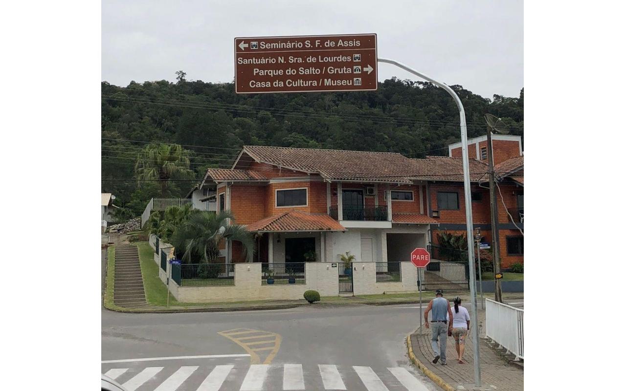 Governo de Ituporanga instala placas de sinalização turística