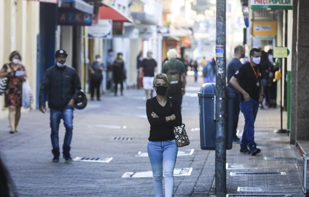 Governo de SC altera decreto vigente a amplia horário de funcionamento do comércio de rua