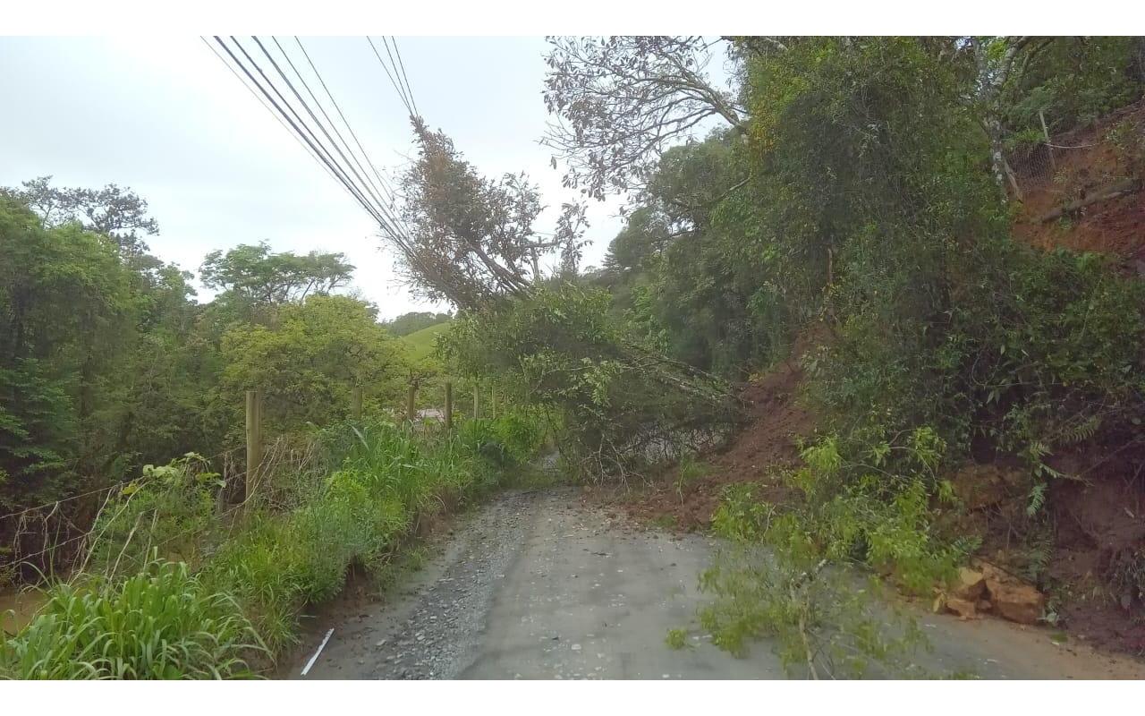 Grande queda de barreira bloqueia estrada de Rio Caçador em Atalanta