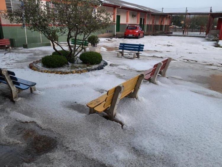 Granizo atinge Urupema e gelo muda paisagem na Serra