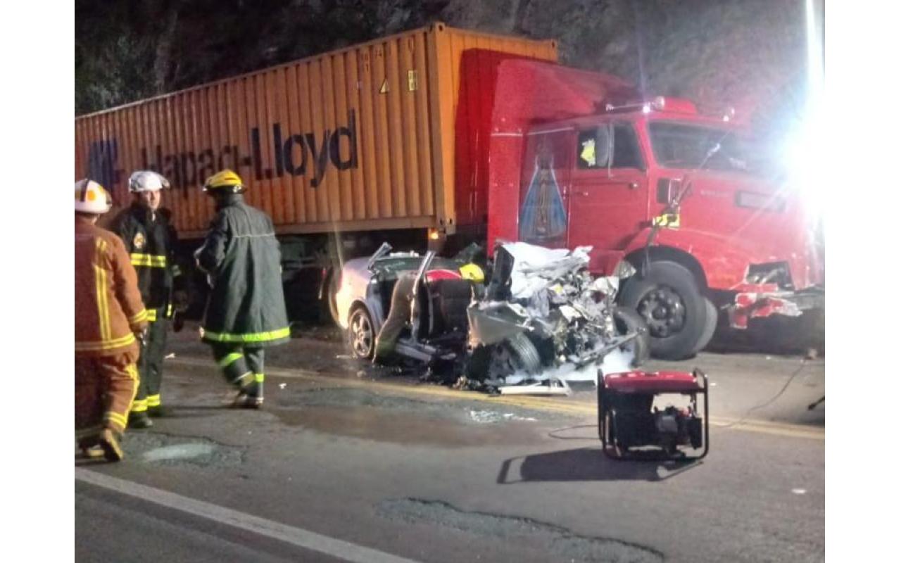 Grave acidente entre carreta e carro deixa dois mortos e dois feridos na BR-470, em Apiúna