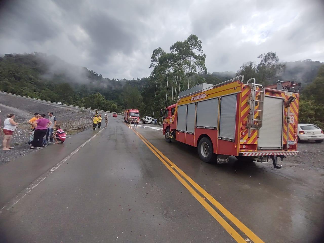 Grave acidente entre carro e caminhão deixa uma vítima fatal e quatro feridos na SC-350