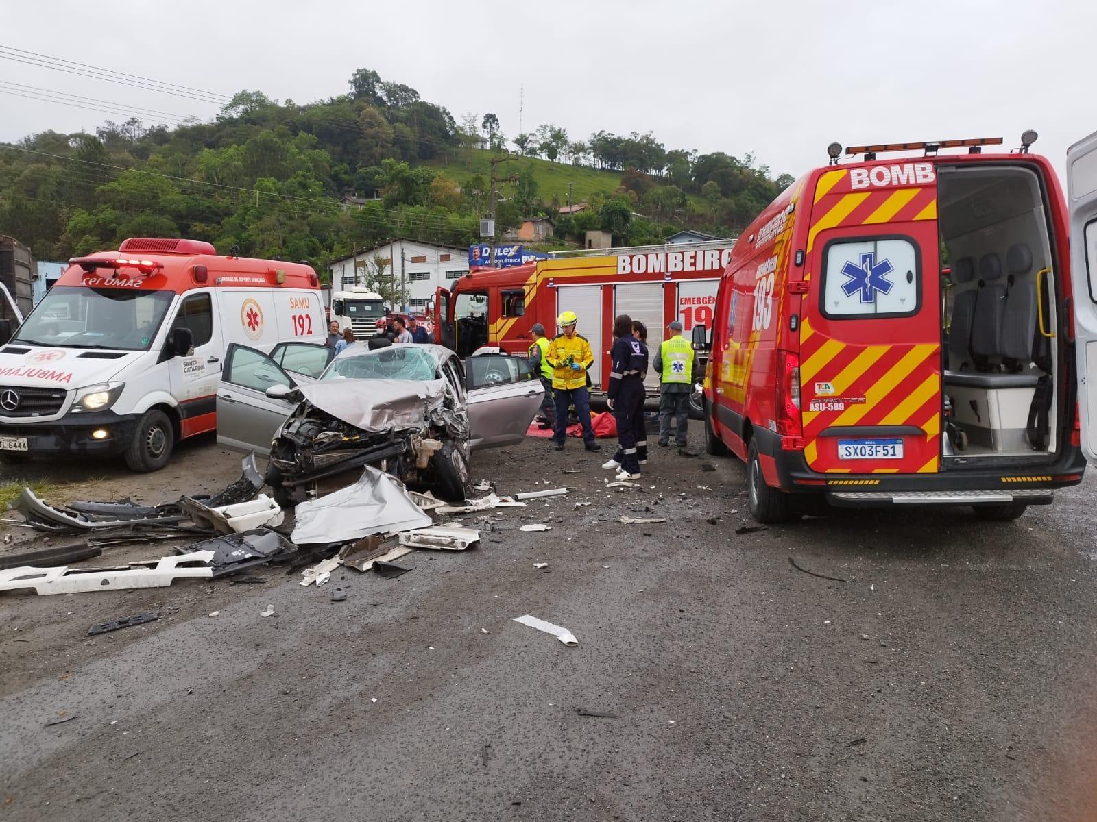 Grave acidente entre carro e carreta deixa motorista ferido