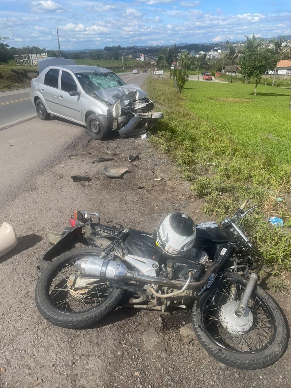 Grave acidente entre moto e carro deixa jovem ferido na BR-470