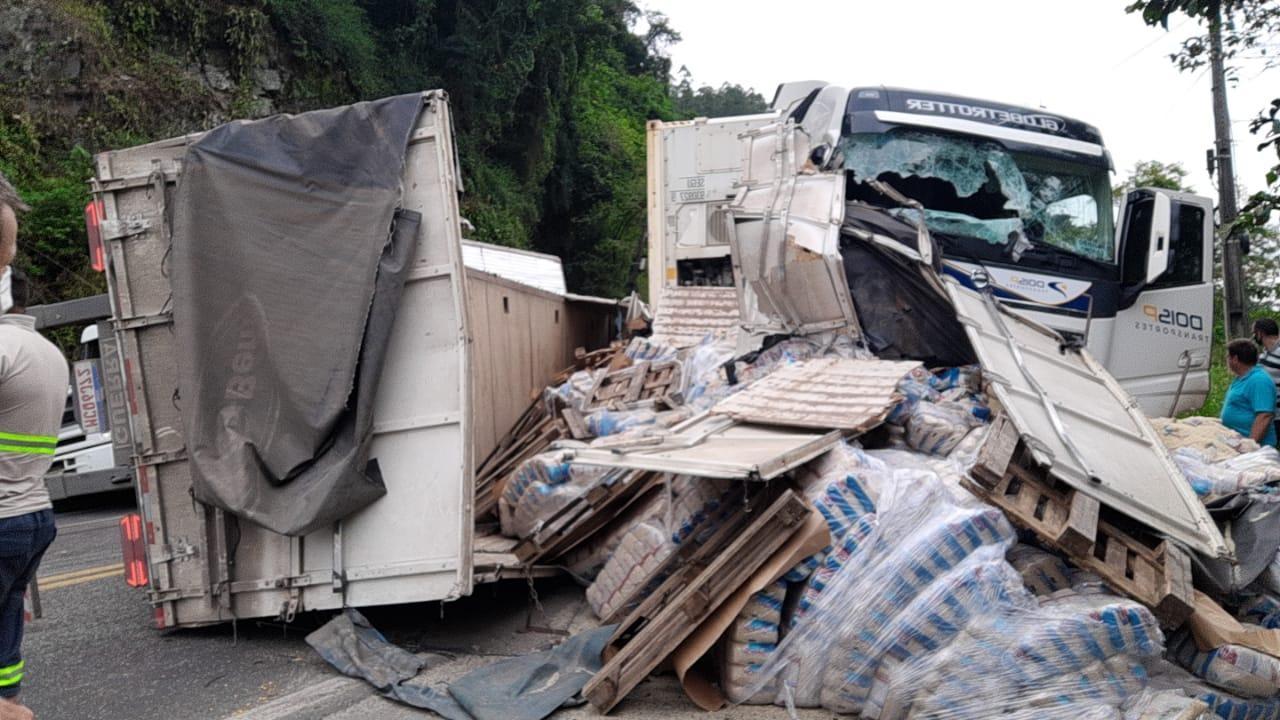 Grave acidente envolve duas carretas e veículo no Alto Vale