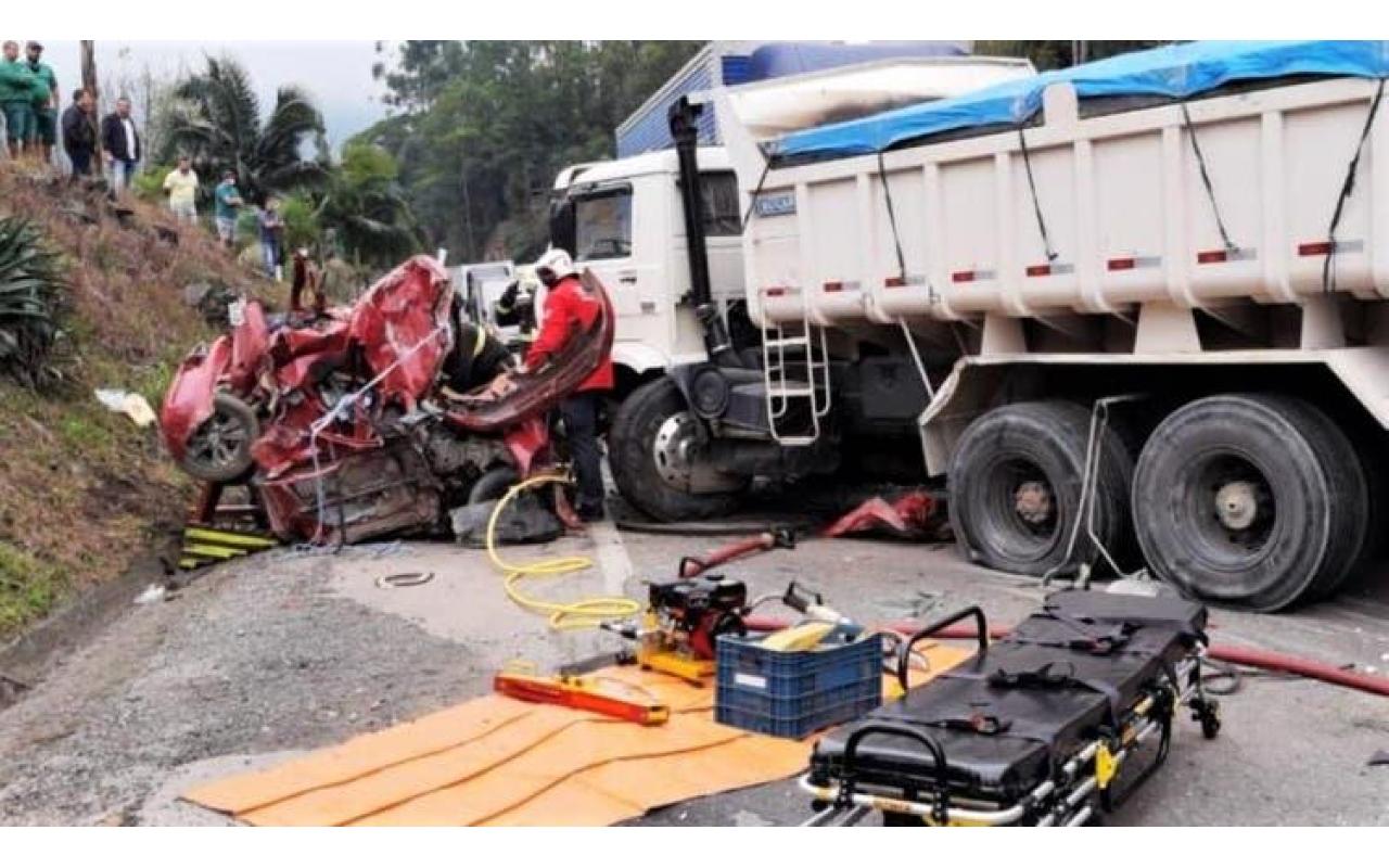 Grave acidente envolve seis veículos na BR-470, em Ibirama, e mobiliza Samu e bombeiros