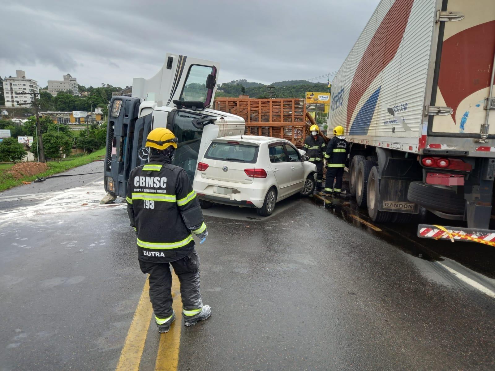 Grave acidente envolvendo quatro veículos na BR-470 causa vazamento de produto químico