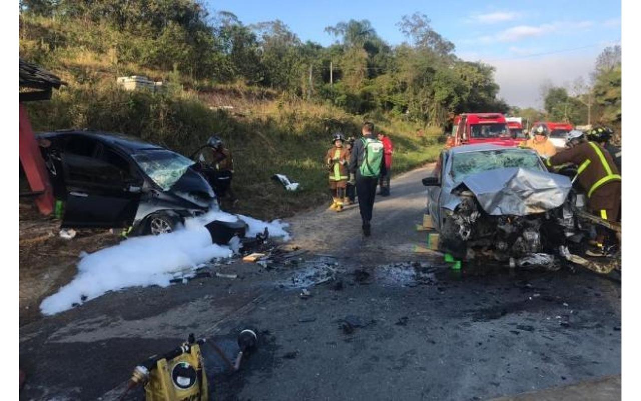 Grave acidente na BR-470 deixa três pessoas mortas e duas feridas, em Apiúna