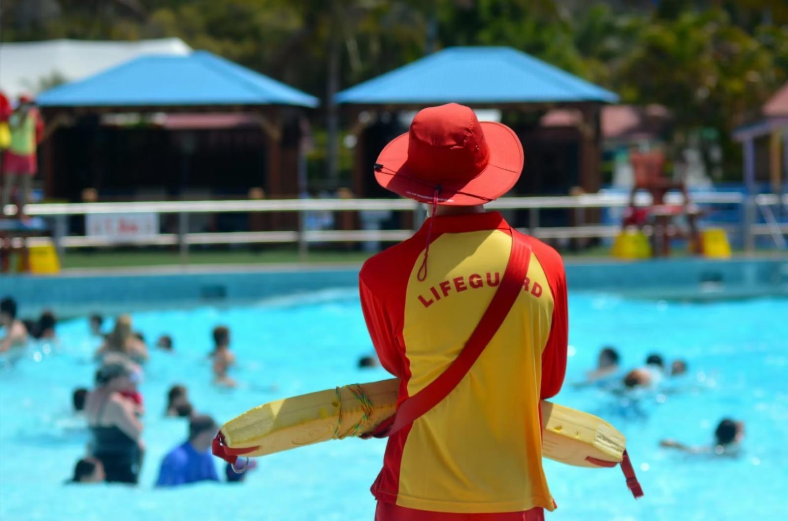 Guarda-vidas é agredido por tirar adolescente que descumpria regras de piscina