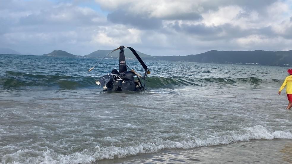 Helicóptero cai no mar em praia de Florianópolis