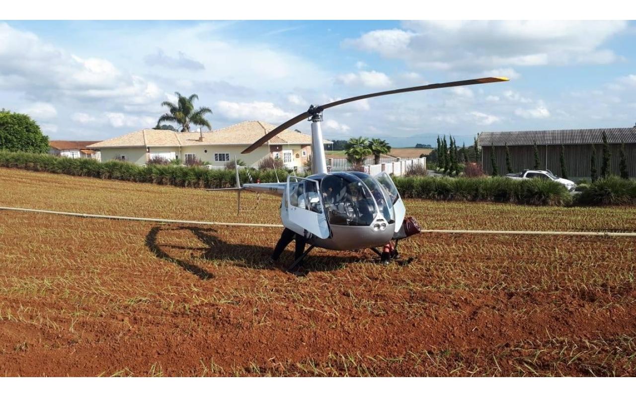  Helicóptero pousa em plantação de cebola em Ituporanga