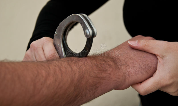 Homem agride companheira na frente de três crianças