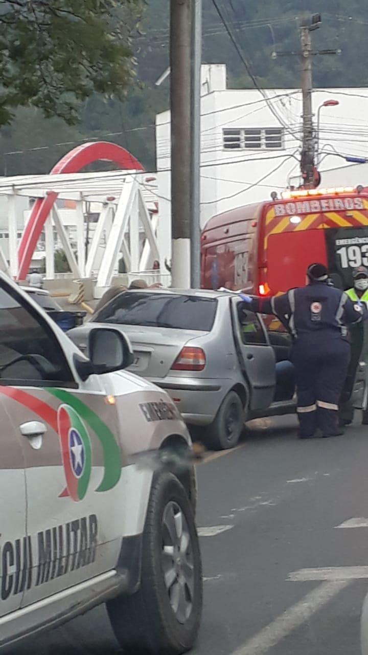 Homem após colidir veículo sofre convulsão