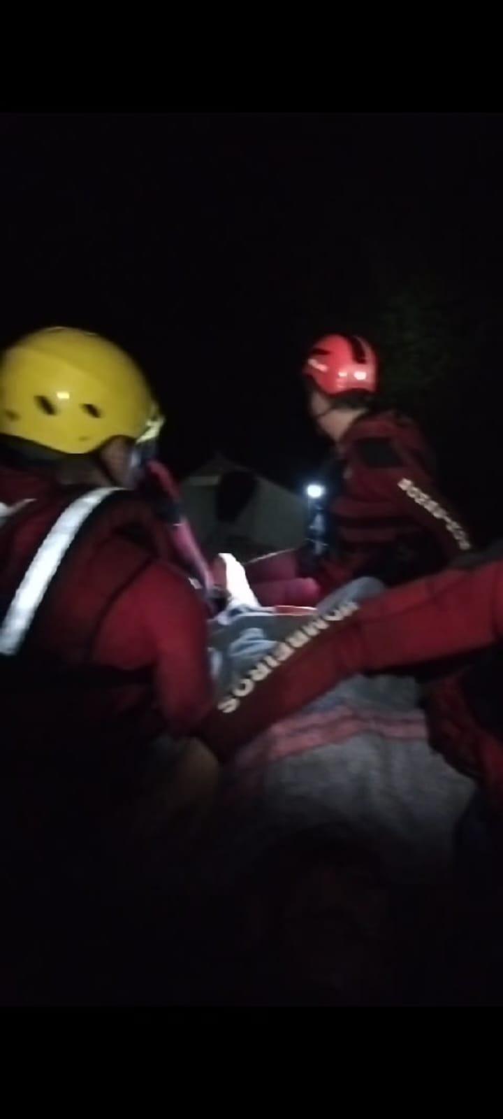 Homem cai de barranco e bombeiros levam oito horas para resgata-lo